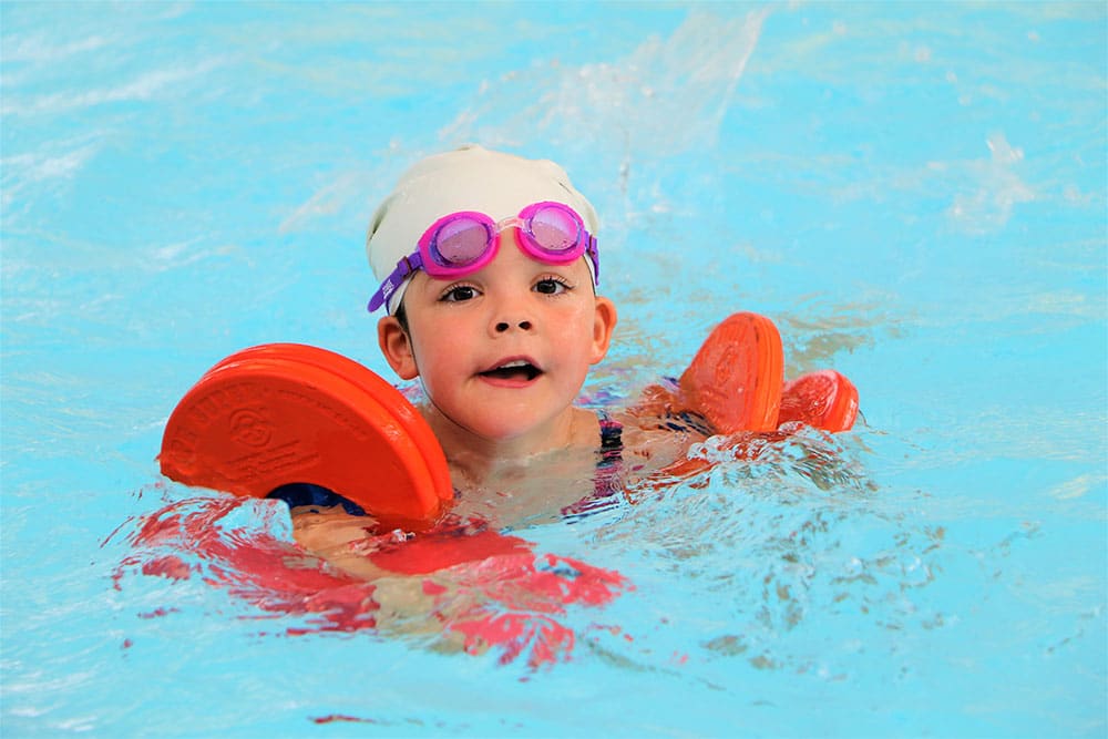 Kid-swimming-lesson